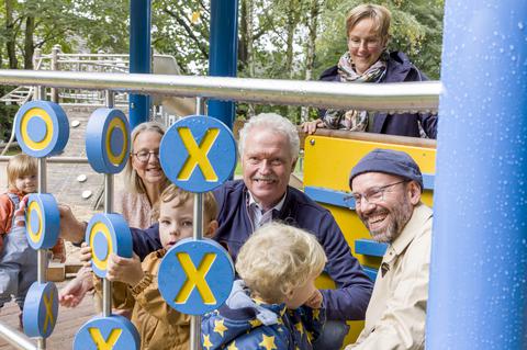 Nicola Leffelsend und Heinz-Werner Bitter vom Rotary Club Hellweg und Armin Bembennek. Hintere Reihe: Claudia Schnieder