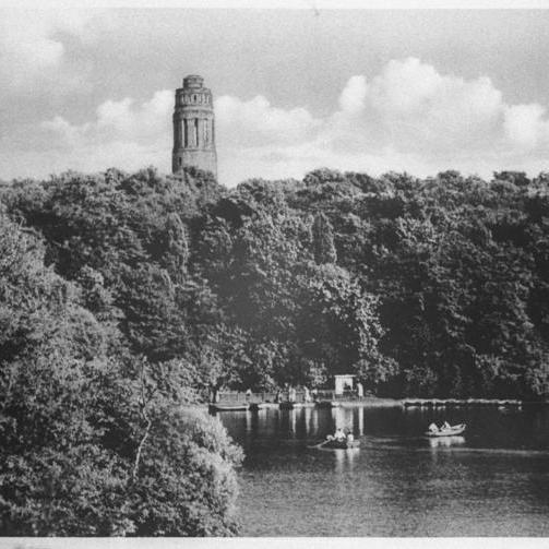 Gondelteich mit Paddelbooten, im Hintergrund ein Wald und der Bismarckturm.