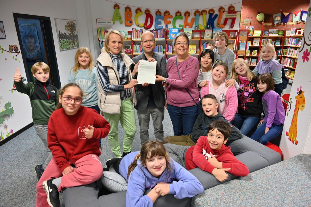 Kooperationsvereinbarung zwischen der Michael-Ende-Schule mit ihren Vertreterinnen Andrea Schendzielorz und Raphaela Uhlenbruch und der Stadtbücherei in Bochum-Langendreer mit ihrem Leiter Alexander Stürmer