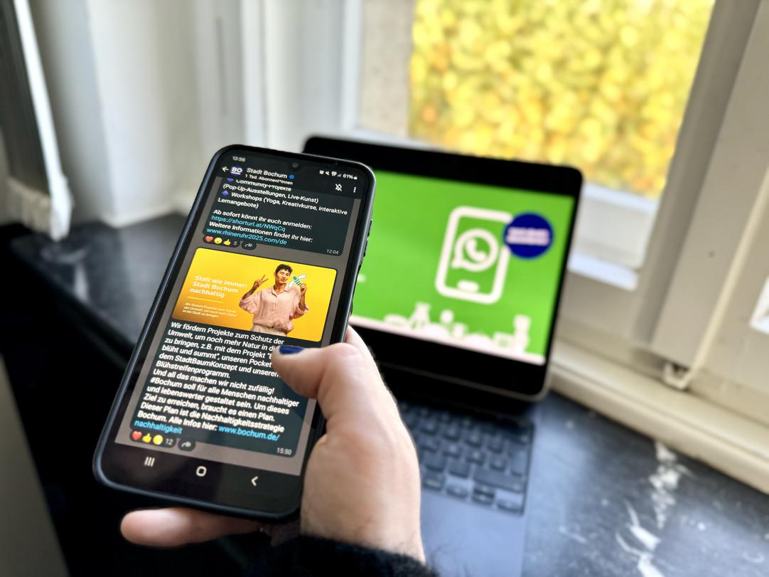 Handy mit dem Bochum WhatsApp-Kanal