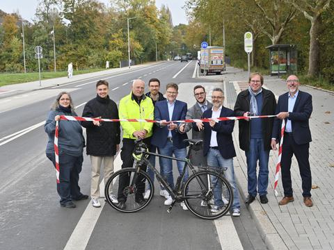 Gruppe von Menschen auf einer Straße.