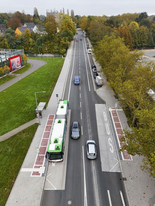 Luftblick auf eine Straße mit Bushaltestellen.