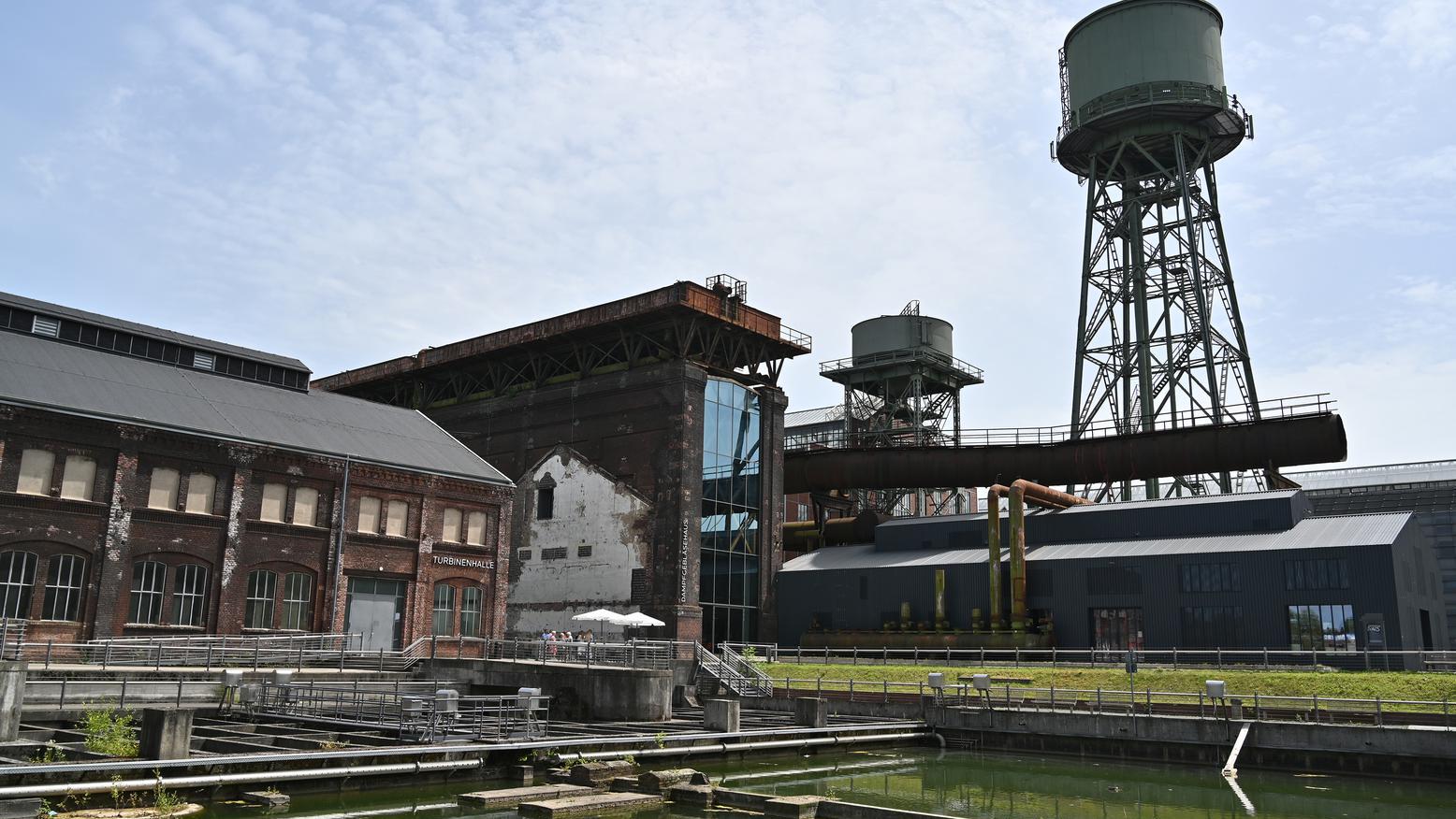 Das Dampfbeläsehaus befindet sich auf dem Gelände der Jahrhunderthalle Bochum. Vor dem Dampfgebläsehaus ist ein Wasserbecken angelegt, neben dem große alte Wassertürme stehen. Auch ist dort die Turbinenhalle. 