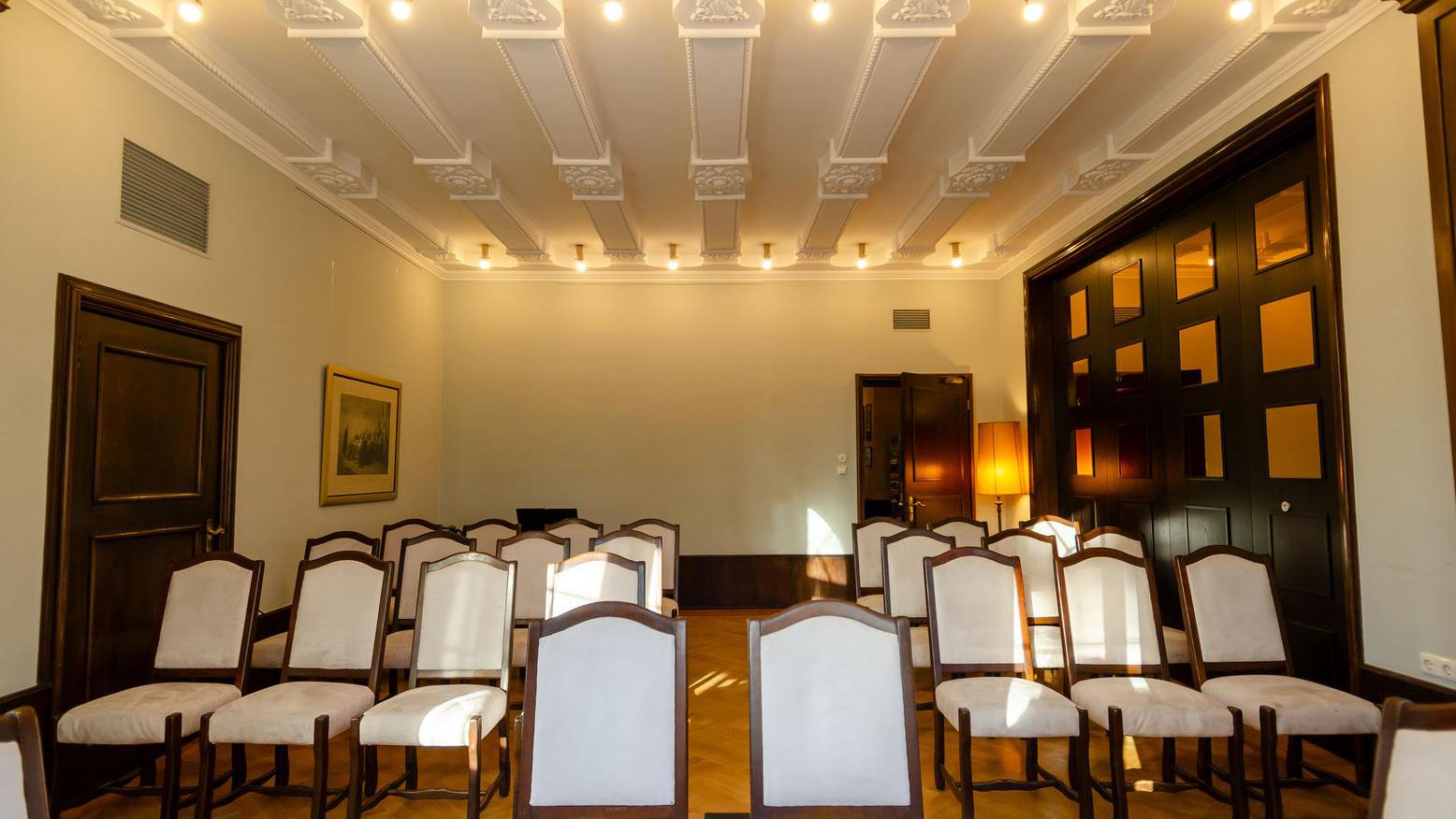 Viele Stühle sind in dem Trauzimmer der Gesellschaft Harmonie aufgereiht und bieten Platz für 21 Angehörige des Brautpaares. 