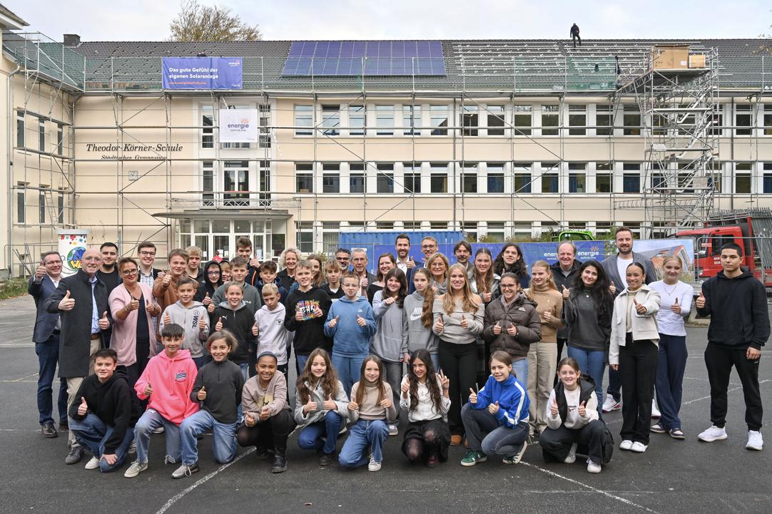 Gruppenbild mit Schülern und Lehrern