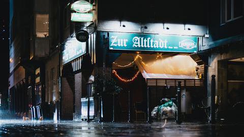 Die Kneipe "Zur Altstadt" bei Nacht