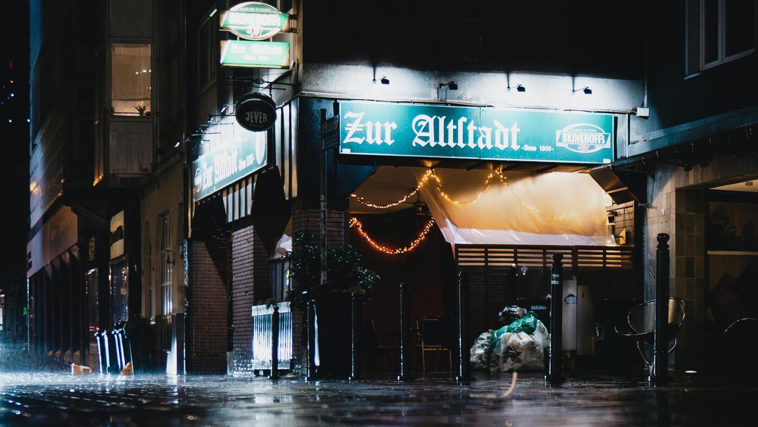 Die Kneipe "Zur Altstadt" bei Nacht