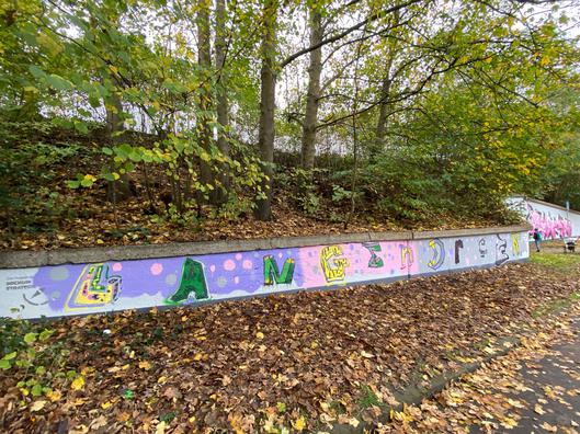 Eine bunte Graffit-Mauer mit dem Schriftzug "Langendreer"