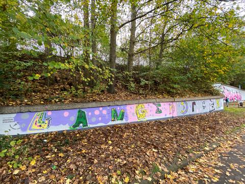 Eine bunte Graffit-Mauer mit dem Schriftzug "Langendreer"