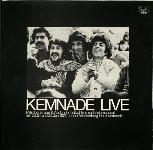 Schwarz-Weiß-Bild mit 4 lachenden Männern und einem Text "Kemnade Live"