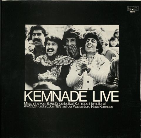Schwarz-Weiß-Bild mit 4 lachenden Männern und einem Text "Kemnade Live"