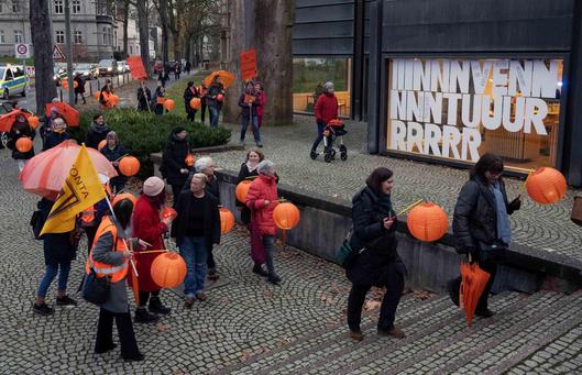 Gruppe von Frauen mit orangenen Laternen