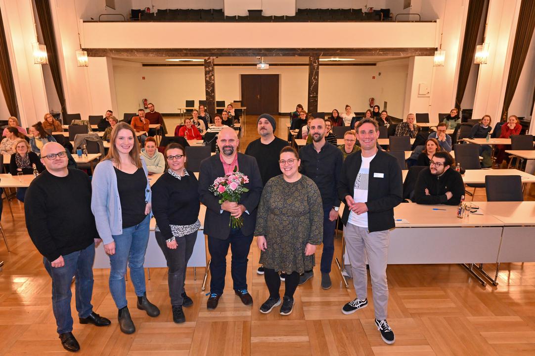 (namentlich von links): Fabian Wagner, Jennifer Affeld, Magdalena Zomerfeld, Stefan Uhlmann (Vorsitzender mit Blumen), Tassilo Pütter, Agnes Hannig, Daniele Giustolisi, und Christian Papies (Jugendamtsleiter)
