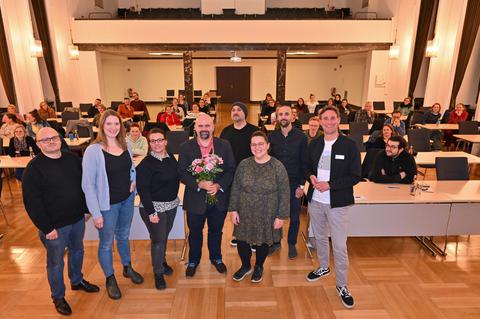 (namentlich von links): Fabian Wagner, Jennifer Affeld, Magdalena Zomerfeld, Stefan Uhlmann (Vorsitzender mit Blumen), Tassilo Pütter, Agnes Hannig, Daniele Giustolisi, und Christian Papies (Jugendamtsleiter)