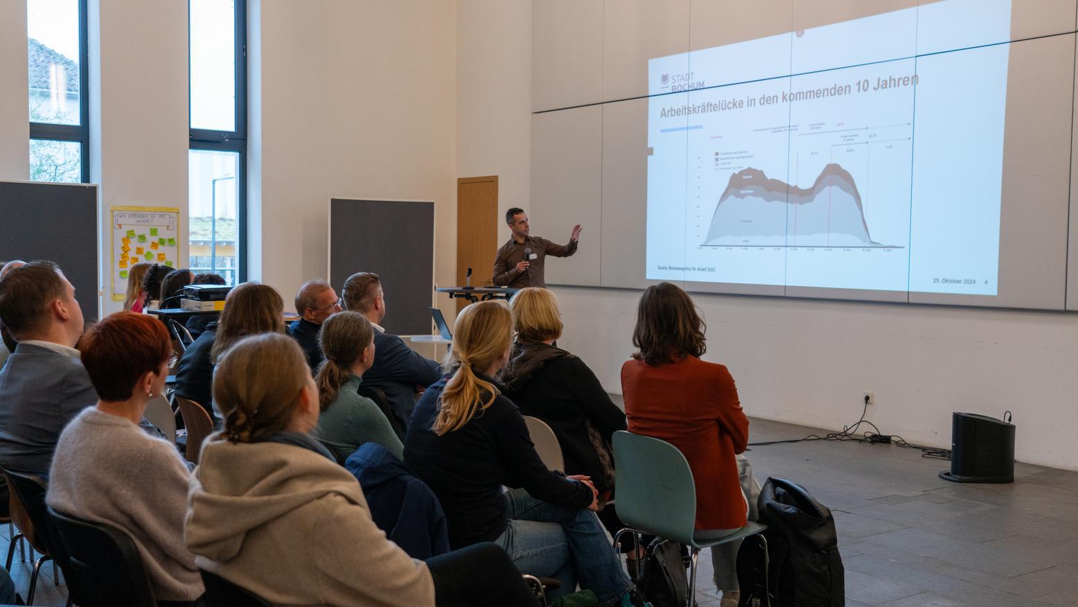 Mann hält eine Präsentation