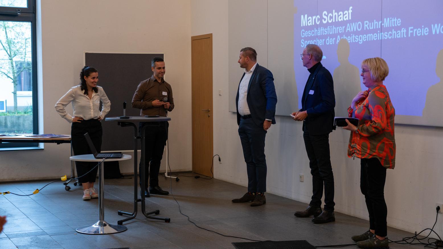 Mehrere Personen halten eine Präsentation