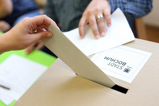 Einwurf eines Stimmzettels