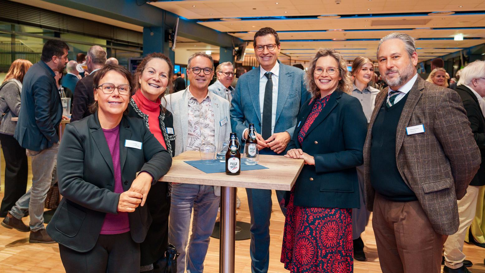 Neben Oberbürgermeister Thomas Eiskirch (Bildmitte) Botschafterinnen und Botschafter der Stadt Bochum:  v.l.: Christina Reinhardt (RUB), Annette Dabs (Deutsches Forum für Figurentheater und Puppenspielkunst), Jörg Holstein (Meerkaat), Jessika Lüning (G-DATA), Ilja Kaenzig (VfL Bochum)