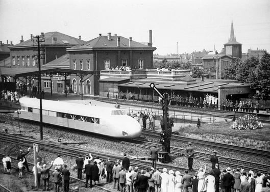 Ein Schienenzeppelin am Bochumer Hauptbahnhof.