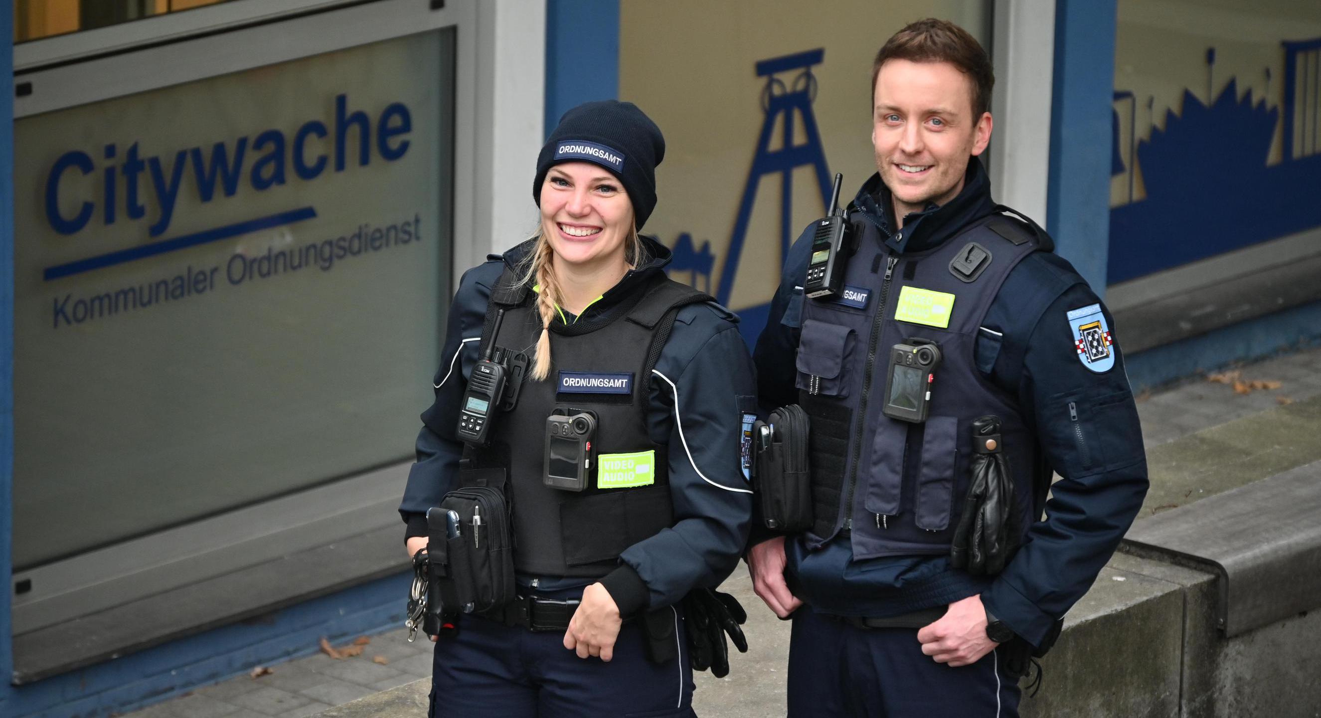 Eine junge Frau und ein junger Mann in dunkelblauer Uniform des Ordnungsdienstes der Stadt Bochum.