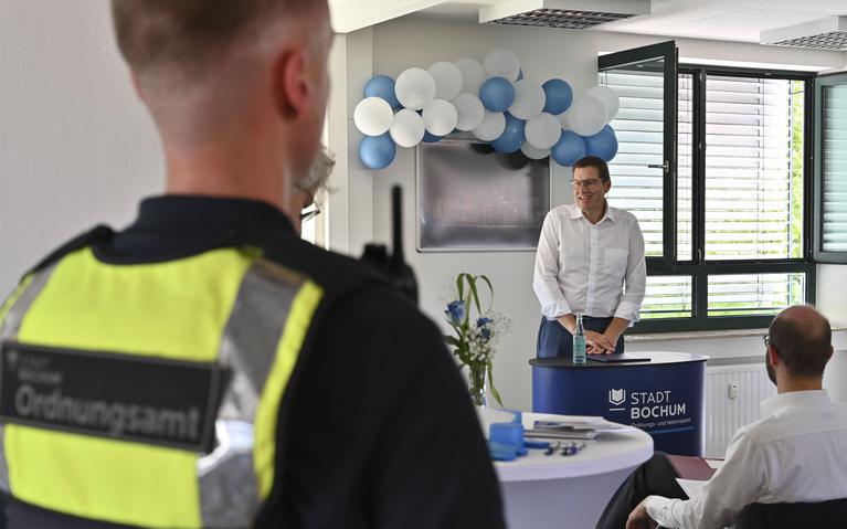 Ein junger Mann mit kurzen Haaren in Uniform, dahinter Oberbürgermeister Thomas Eiskirch.