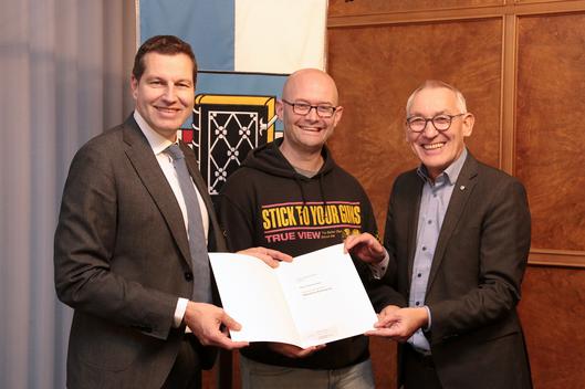 OB Thomas Eiskirch übergibt eine öffentliche Belobigung.