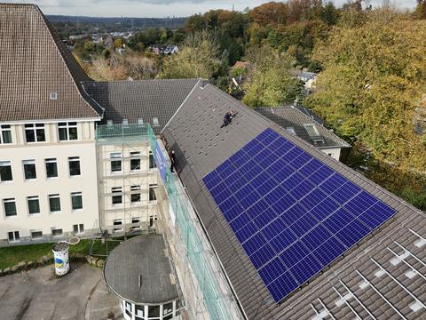 Installation einer Photovoltaikanlage auf dem Dach der Theodor-Körner-Schule in Bochum