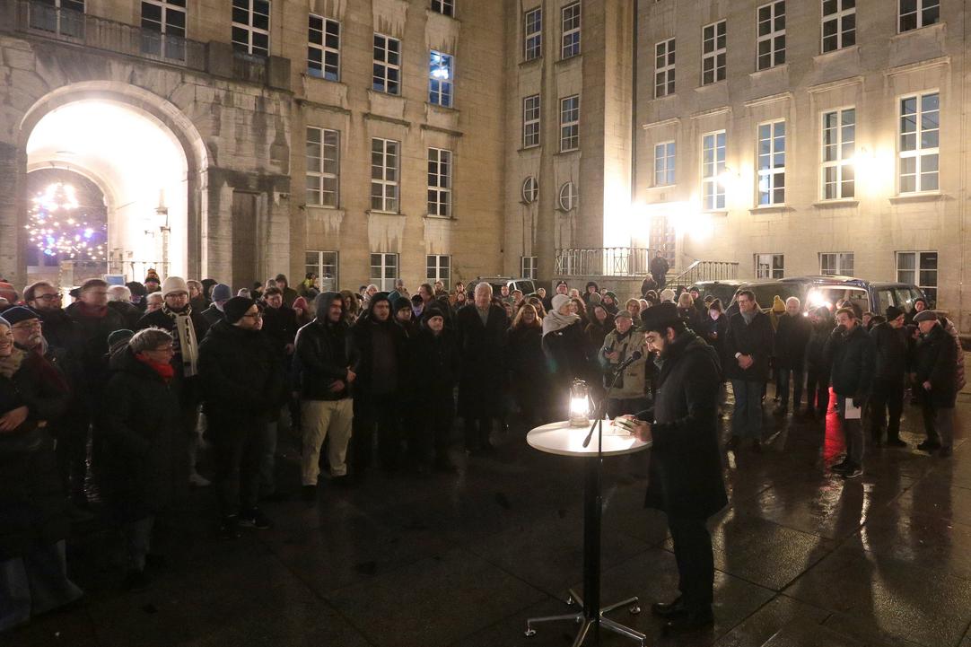 Menschengruppe im Rathausinnenhof