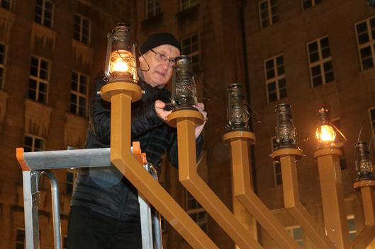 Mensch zündet Chanukkia an