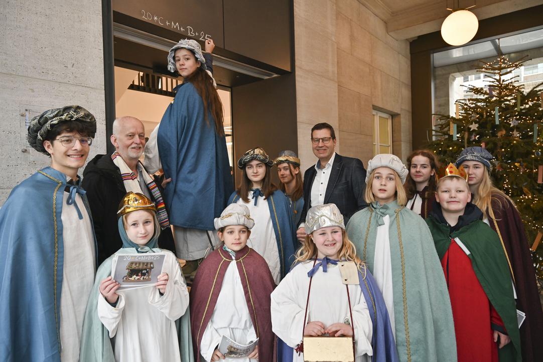 Sternsinger besuchen das Rathaus in Bochum.