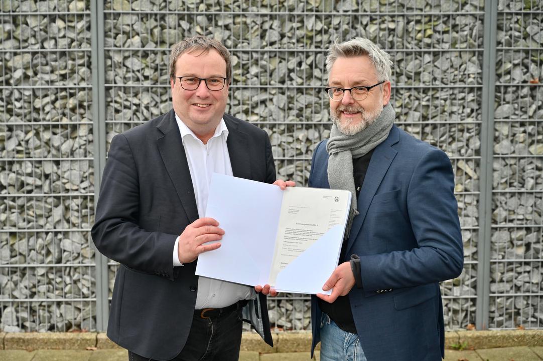 Verkehrsminister Oliver Krischer übergibt Fördermittelbescheid