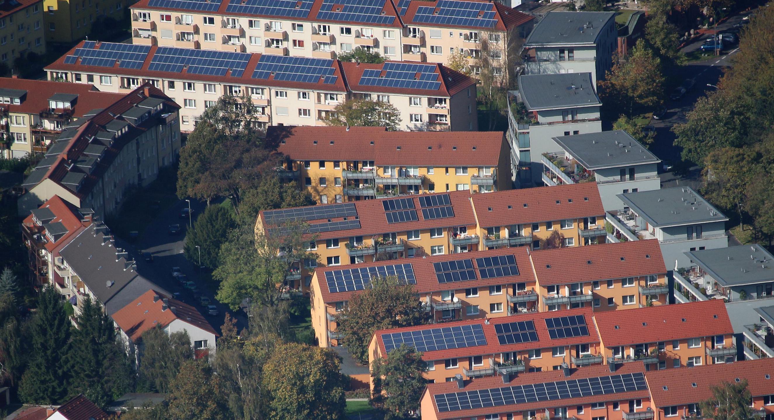 Das Bild zeigt Häuser mit Solardächern.