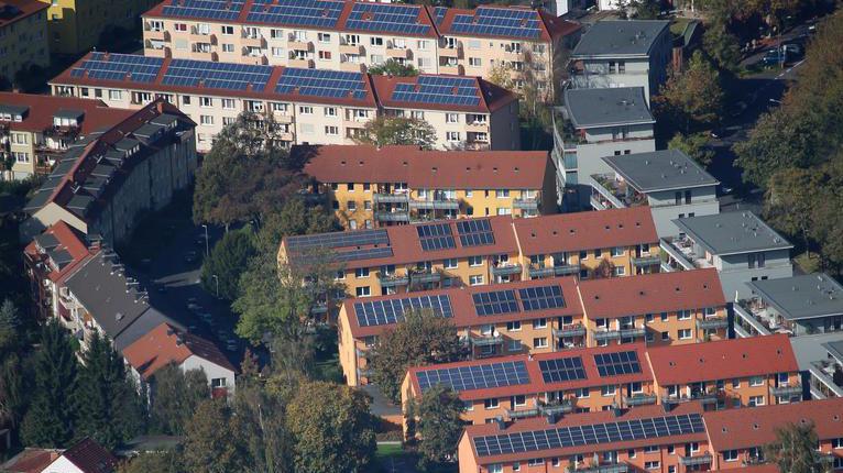 Das Bild zeigt Häuser mit Solardächern.