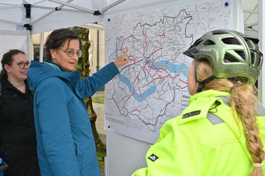 Drei Frauen vor einem Stadtplan.