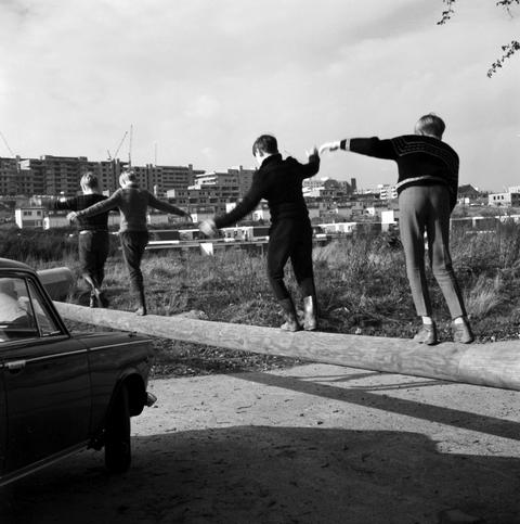 Spielende Kinder und die entstehende Hustadt im Jahr 1968.
