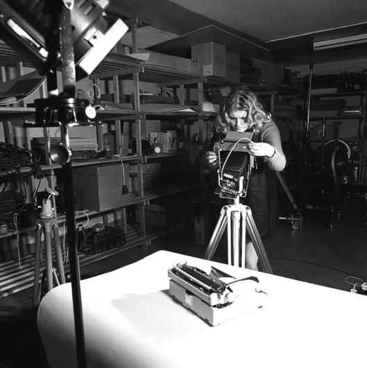 Eine Frau macht im Jahr 1977 im Labor der Bildtechnik ein Foto einer Schreibmaschine.