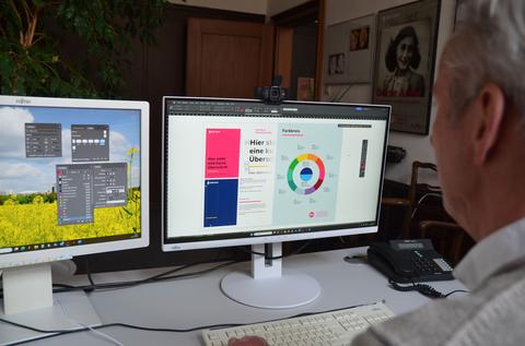 Ein Mann erstellt an einem PC Broschüren im Corporate Design der Stadt Bochum.