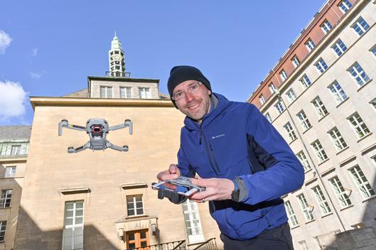 Der Fotograf Lutz Leitmann bei Drohnenaufnahmen für den Jahresfilm der Stadt Bochum.