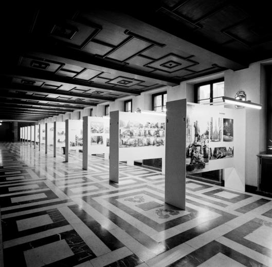 Die Ausstellung "Entscheidende Jahre in Bochum" 1963 in einem Flur des Rathauses.