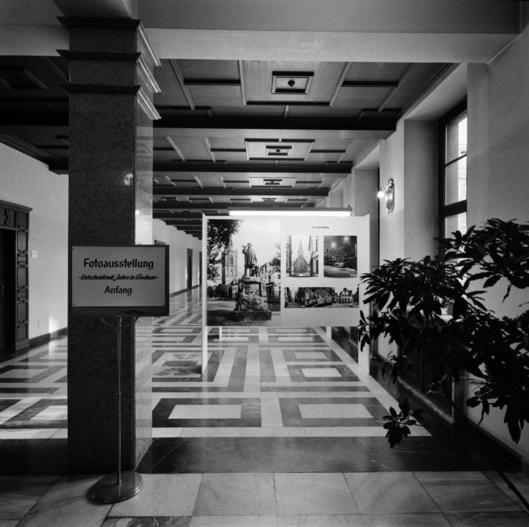 Beginn der Fotoausstellung "Entscheidende Jahre" 1963 im Bochumer Rathaus.