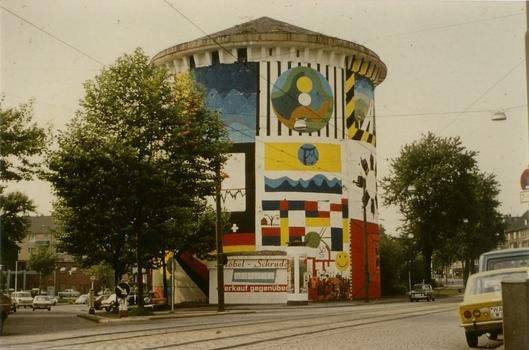 Bemalter Rundbunker an der Universitätstraße in den 1970er Jahren.
