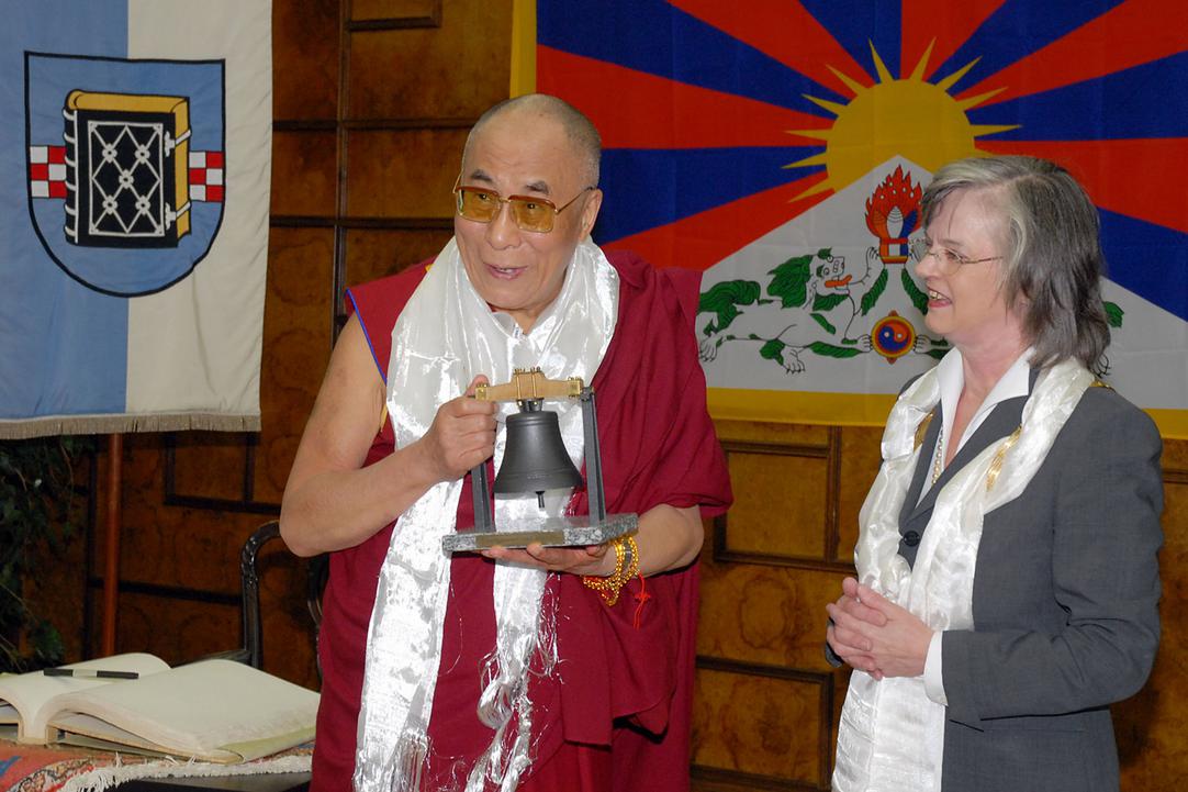 Oberbürgermeisterin Ottilie Scholz und der Dalai Lama bei der Überreichung des Gastgeschenks.