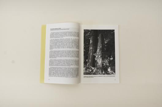 Die Broschüre "Tag des offenen Denkmals" von 1993 aufgeschlagen.