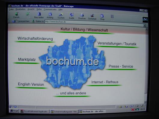 Der alte Internetauftritt der Stadt Bochum auf einem Monitor.