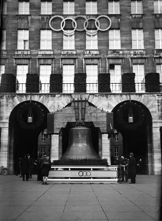Aufstellung der Olympiaglocke auf dem Rathausvorplatz anlässlich der Olympischen Spiele 1936.