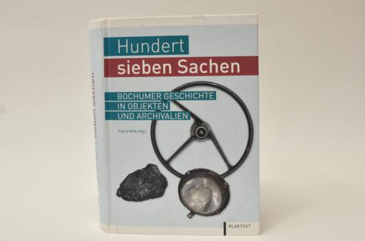 Umschlag des Buches mit dem Titel "Hundert sieben Sachen. Bochumer Geschichte in objektiven und Archivalien"