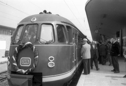 Der erste elektrische Zug auf der Strecke Hamm-Düsseldorf im Bochumer Hauptbahnhof im Jahr 1957.