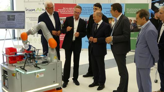 Bundeskanzler Olaf Scholz besucht mit Oberbürgermeister Thomas Eiskirch das Innovationsquartier MARK 51°7.