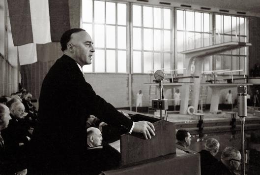 Stadtbaurat Clemens Massenberg eröffnet im Jahr 1952 die erste Schwimmhalle des Stadtbades.