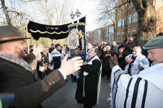 Mitglieder der jüdischen Gemeinde tragen bei der Einweihung der neuen Synagoge Thorarollen zum neuen Standort des Gebäudes.